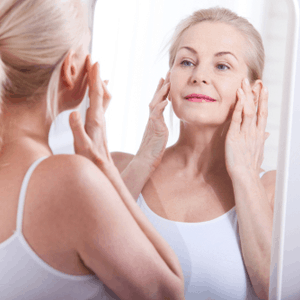 femme d'âge moyen se regardant dans un miroir