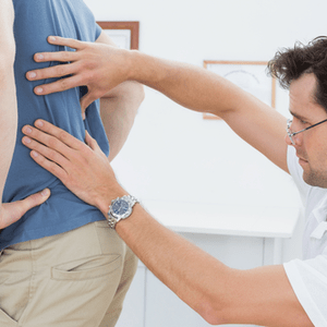 un médecin examine le dos du patient