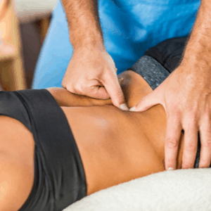 physiothérapeute massant le dos du patient