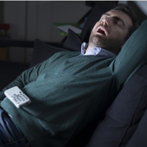 homme endormi devant la télévision