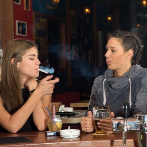 personnes qui boivent et fument dans les bars