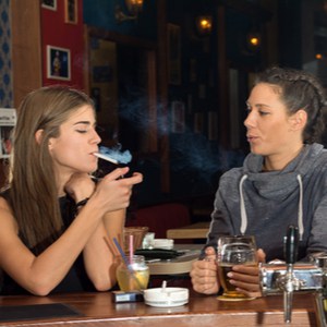 mensen drinken en roken in bar