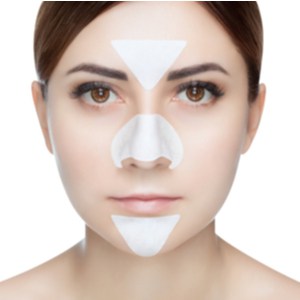 Portret van een mooi meisje met een acne masker op haar neus en t-zone.