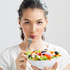jeune femme mange des aliments sains