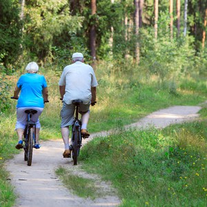 ouder paar fietst in de natuur