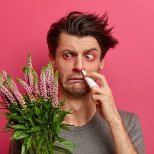 homme avec rhume des foins