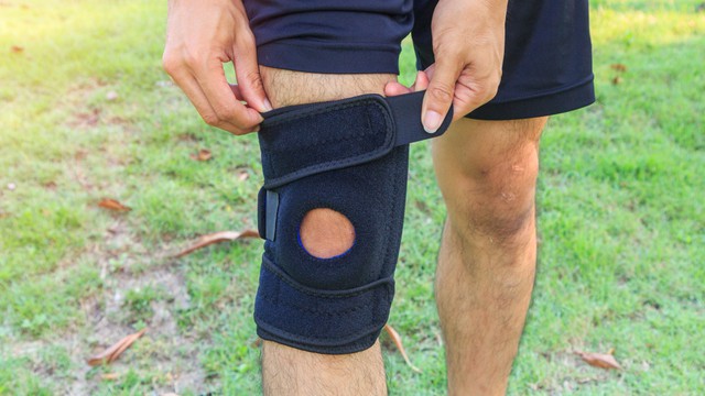 man met kneebrace