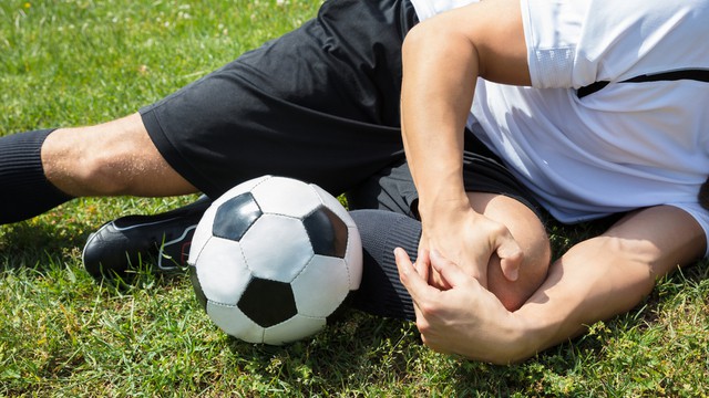 voetbalspeler met kniepijn