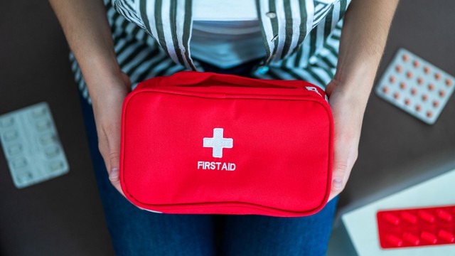 Vrouw heeft thuis een medische kit met medicijnen. Eerste hulp bij pijn en ziekte