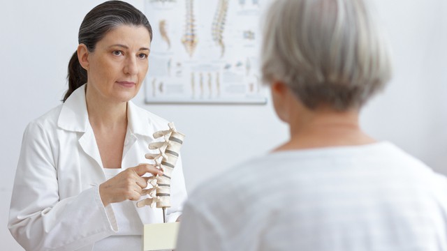 bezoek aan doctor in de orthopedie