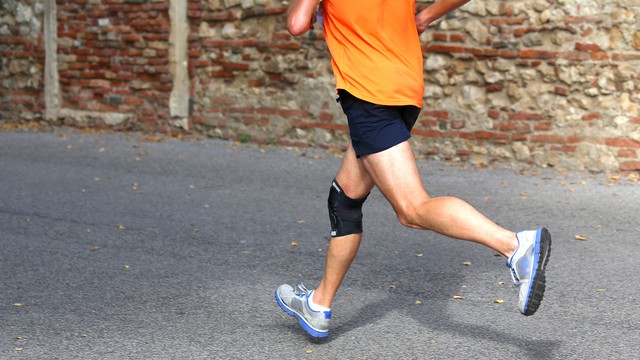 marcher avec une attelle de genou