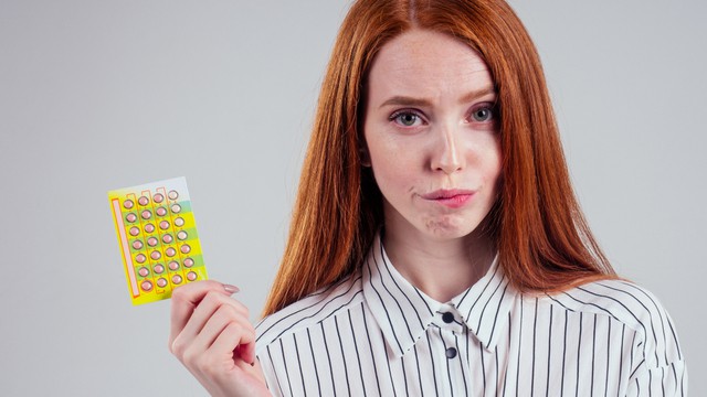 vrouw met blister anticonceptiepillen