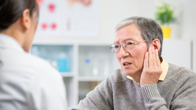 patient chez le médecin pour un mal d'oreille.