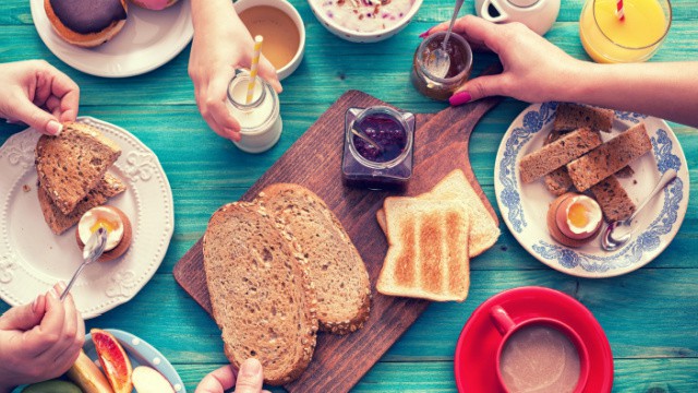 petit déjeuner sain avec du pain