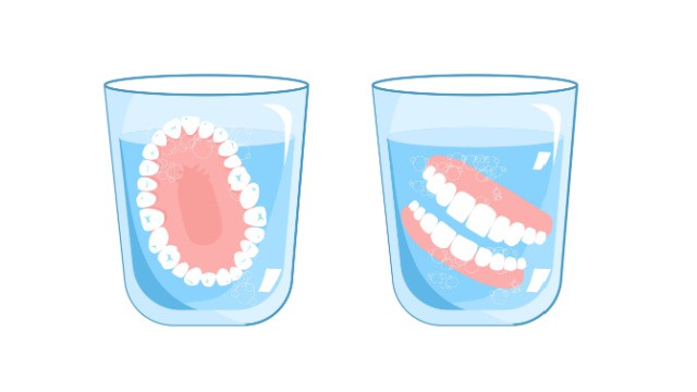 prothèses dentaires dans un verre d'eau