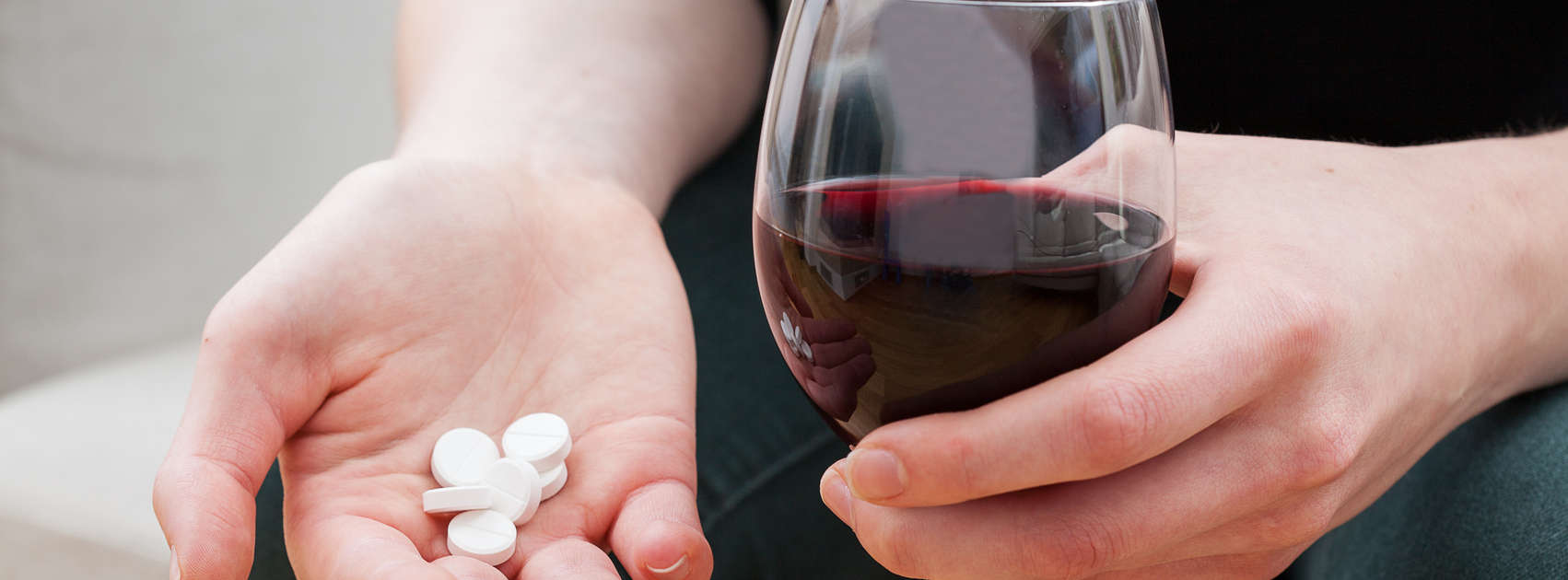 Alcohol en medicijnen: wat mag en wanneer is het af te raden?